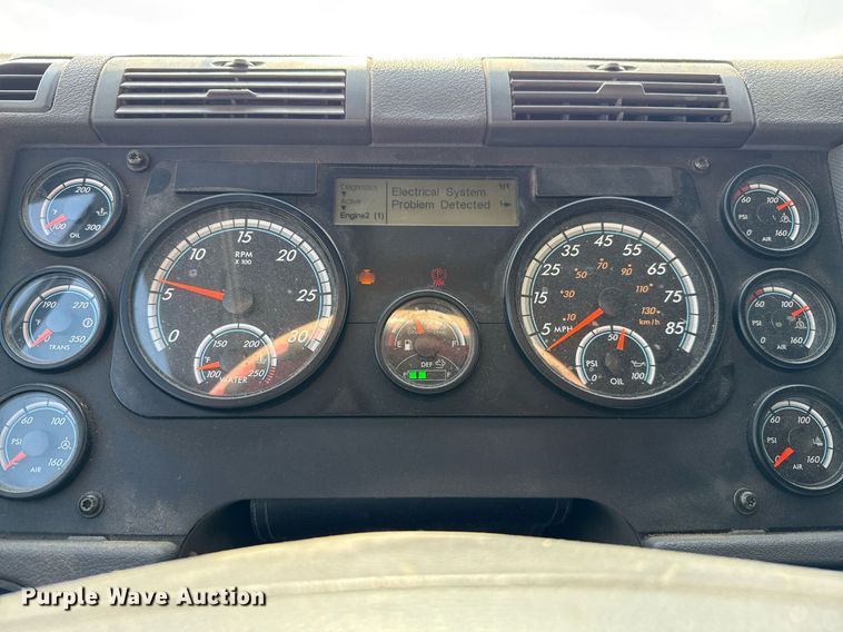 image for item ED5486 2017 Freightliner Cascadia semi truck