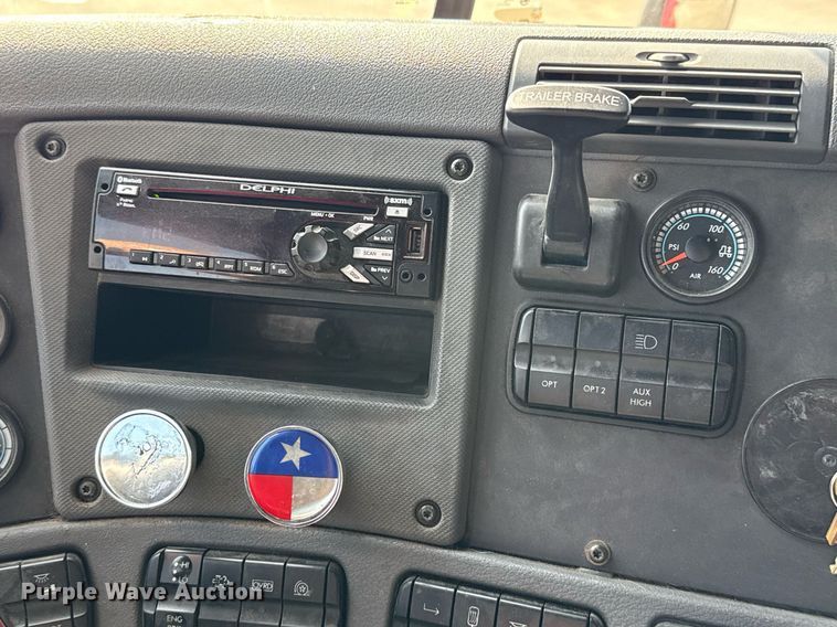 image for item ED5486 2017 Freightliner Cascadia semi truck