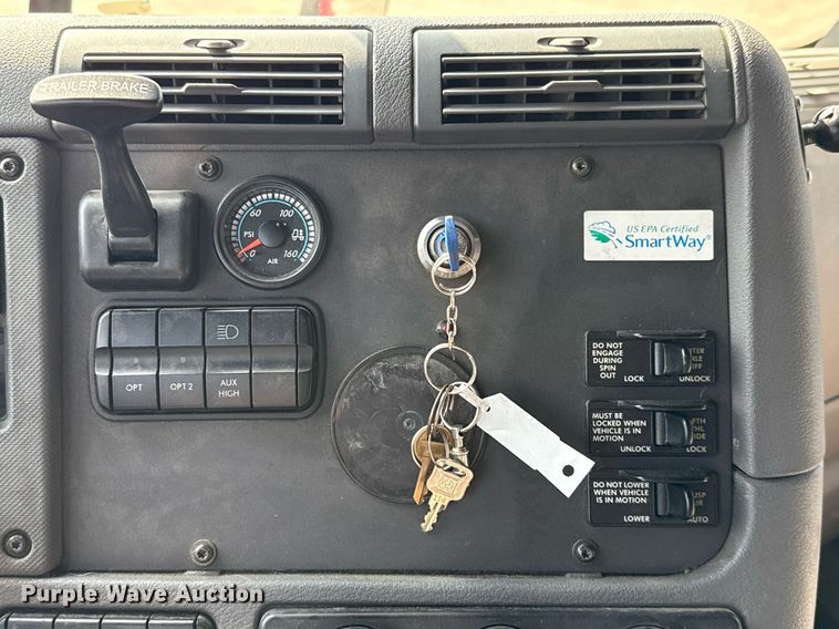 image for item ED5486 2017 Freightliner Cascadia semi truck