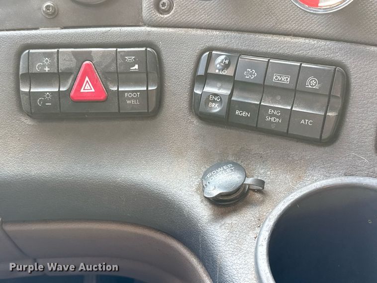 image for item ED5486 2017 Freightliner Cascadia semi truck