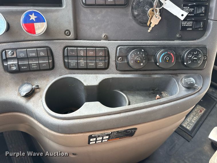 image for item ED5486 2017 Freightliner Cascadia semi truck