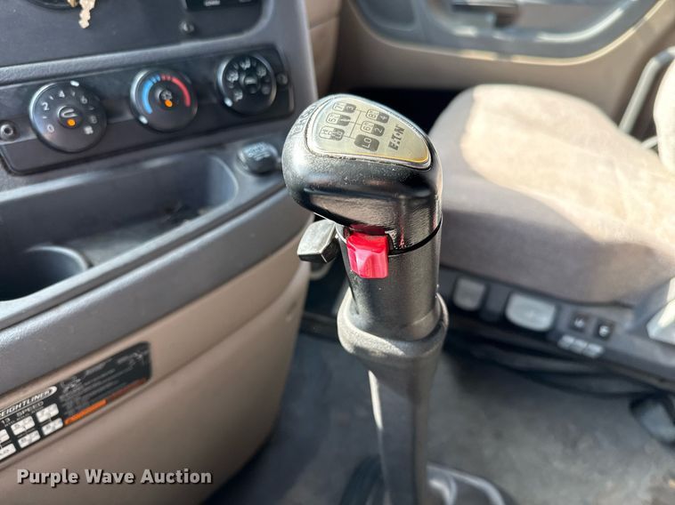 image for item ED5486 2017 Freightliner Cascadia semi truck