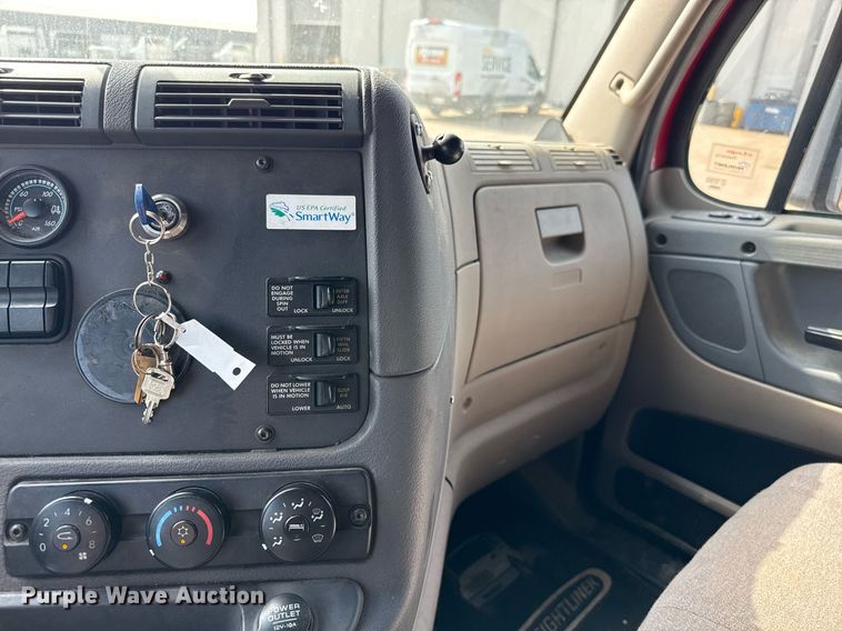 image for item ED5486 2017 Freightliner Cascadia semi truck