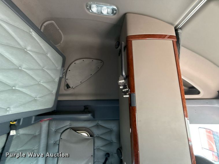 image for item ED5486 2017 Freightliner Cascadia semi truck