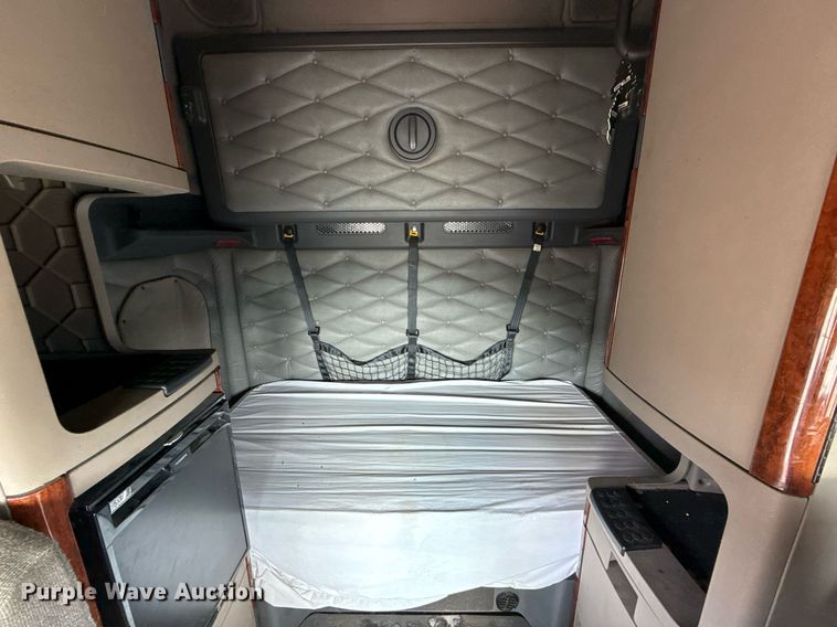 image for item ED5486 2017 Freightliner Cascadia semi truck