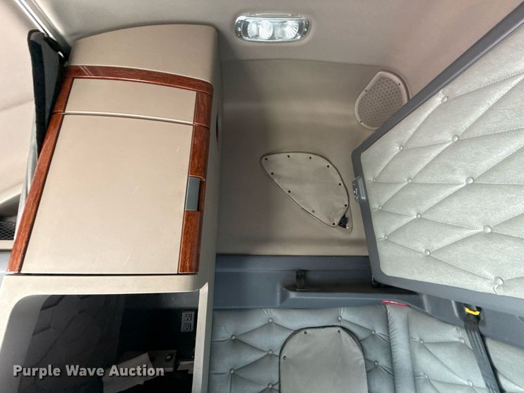 image for item ED5486 2017 Freightliner Cascadia semi truck