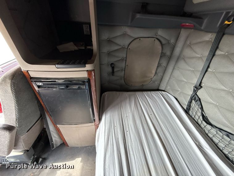 image for item ED5486 2017 Freightliner Cascadia semi truck