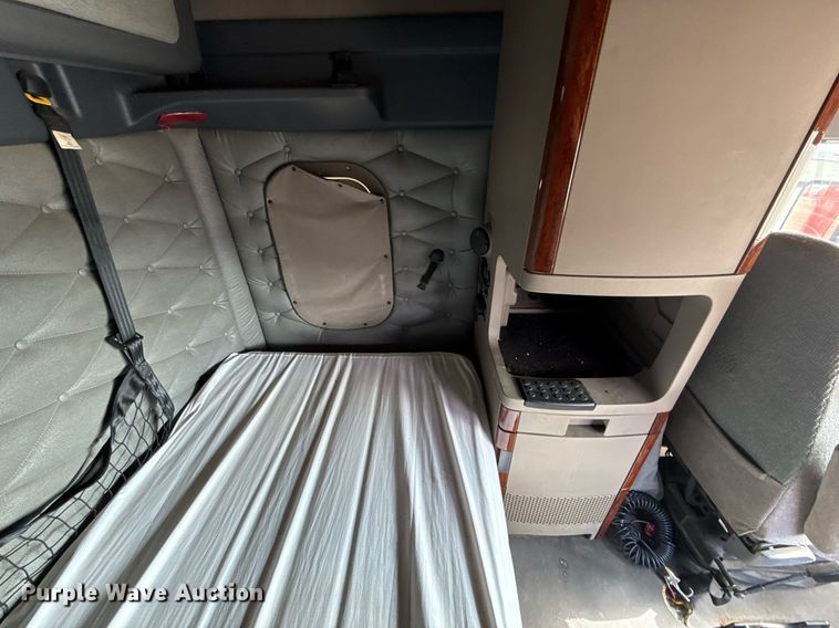 image for item ED5486 2017 Freightliner Cascadia semi truck