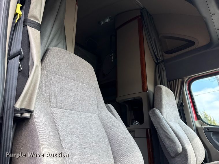 image for item ED5486 2017 Freightliner Cascadia semi truck