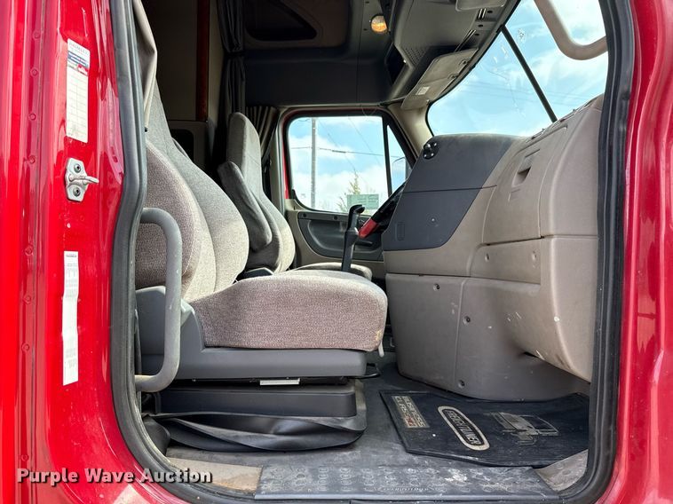 image for item ED5486 2017 Freightliner Cascadia semi truck