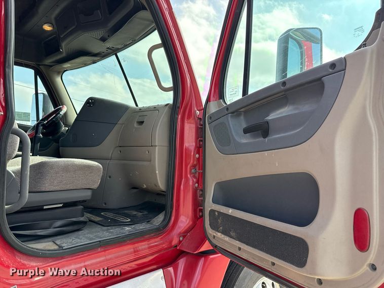 image for item ED5486 2017 Freightliner Cascadia semi truck