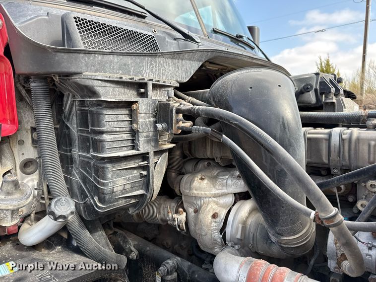 image for item ED5486 2017 Freightliner Cascadia semi truck