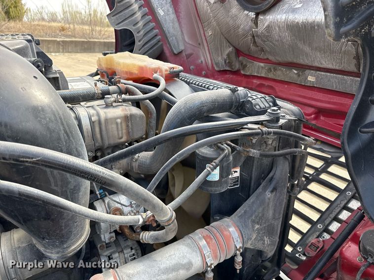 image for item ED5486 2017 Freightliner Cascadia semi truck