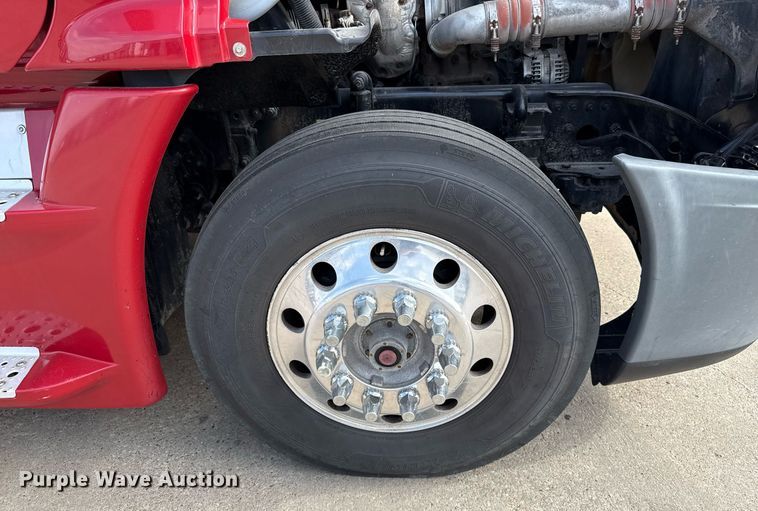 image for item ED5486 2017 Freightliner Cascadia semi truck