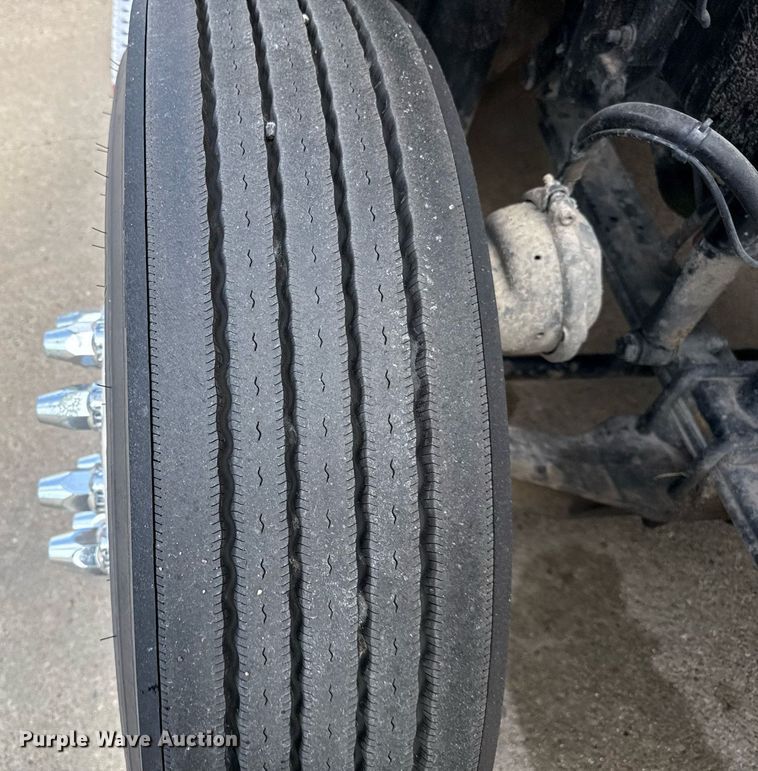 image for item ED5486 2017 Freightliner Cascadia semi truck