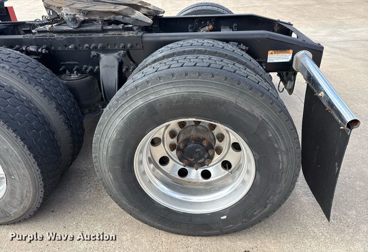 image for item ED5486 2017 Freightliner Cascadia semi truck