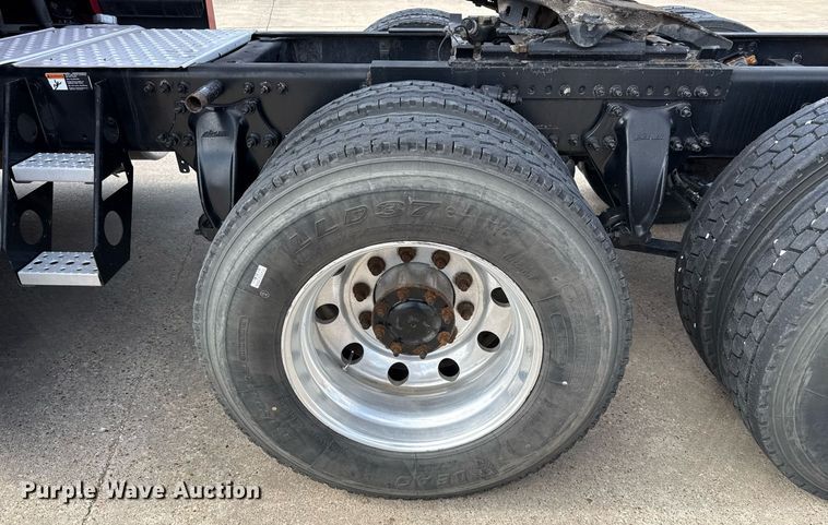 image for item ED5486 2017 Freightliner Cascadia semi truck