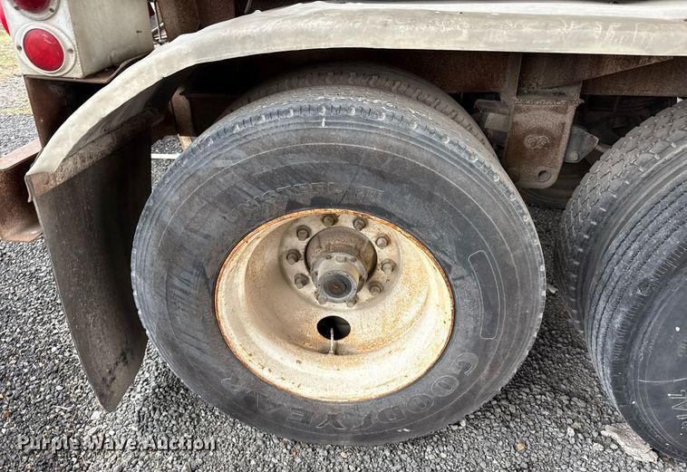 image for item ED5499 1974 Trailmobile F14S4CC1 tank trailer