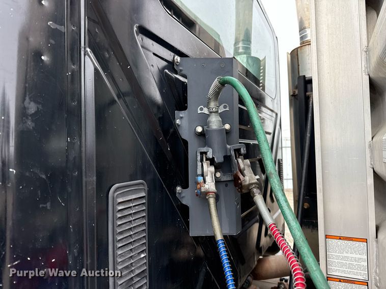 image for item ED5501 2006 International 8600 semi truck