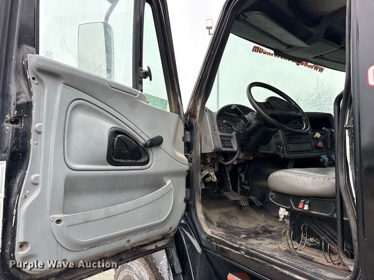 image for item ED5501 2006 International 8600 semi truck