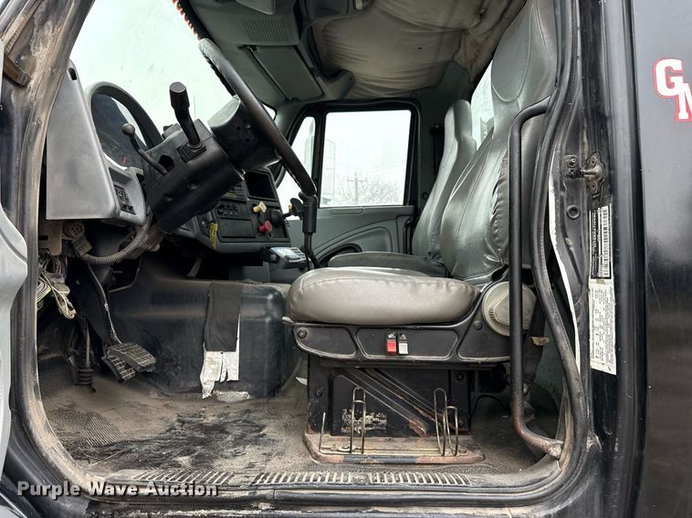 image for item ED5501 2006 International 8600 semi truck