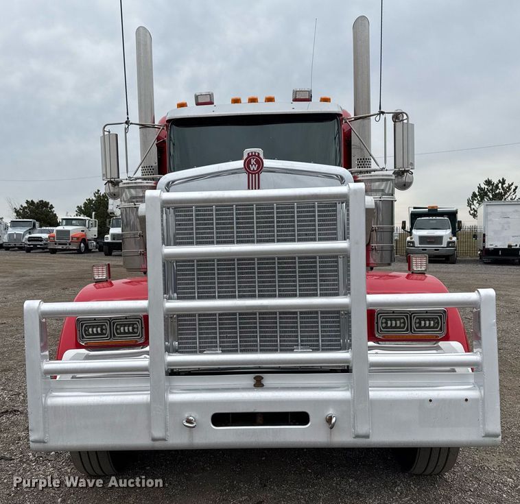 image for item EG2446 2019 Kenworth W900 semi truck