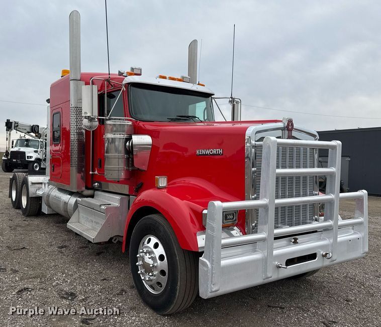 image for item EG2446 2019 Kenworth W900 semi truck