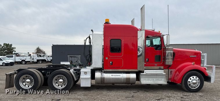 image for item EG2446 2019 Kenworth W900 semi truck