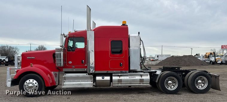 image for item EG2446 2019 Kenworth W900 semi truck