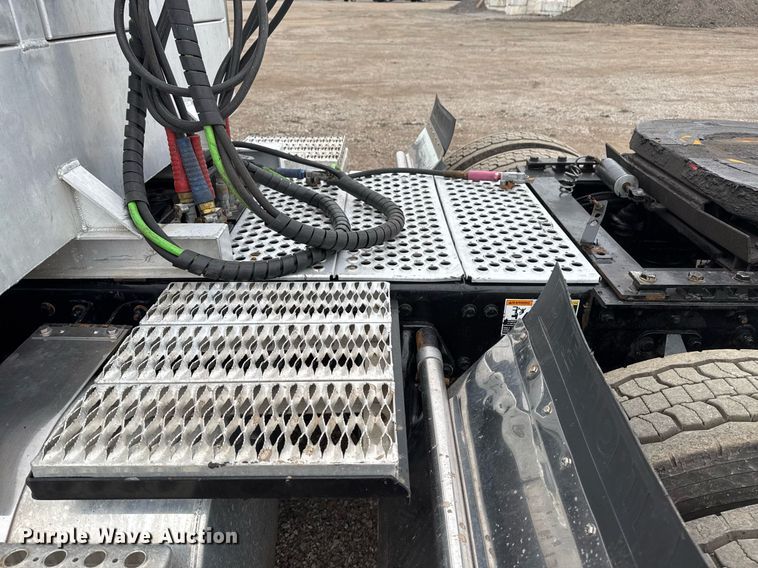 image for item EG2446 2019 Kenworth W900 semi truck