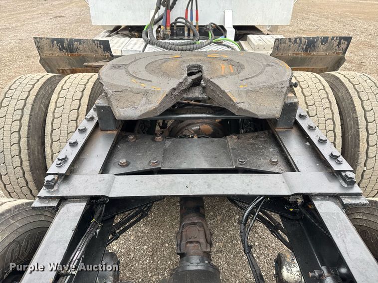 image for item EG2446 2019 Kenworth W900 semi truck