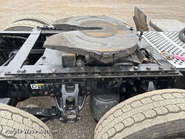 image for item EG2446 2019 Kenworth W900 semi truck