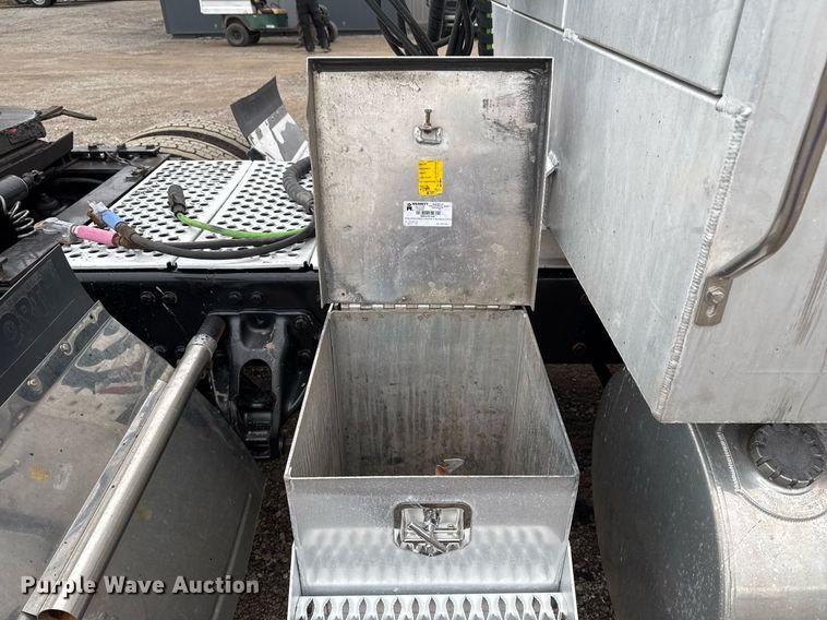 image for item EG2446 2019 Kenworth W900 semi truck