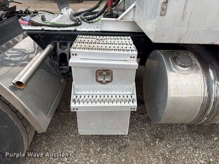 image for item EG2446 2019 Kenworth W900 semi truck