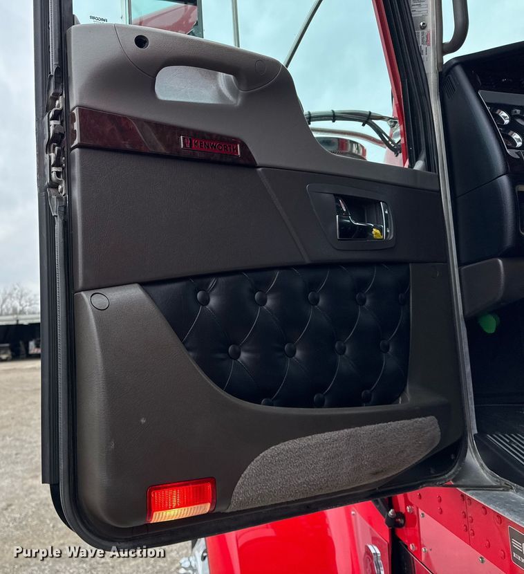 image for item EG2446 2019 Kenworth W900 semi truck