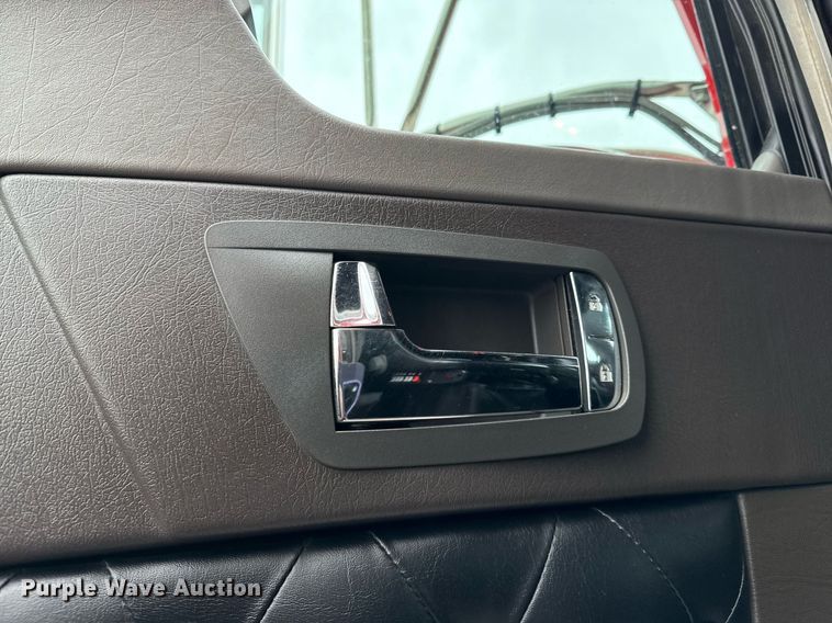 image for item EG2446 2019 Kenworth W900 semi truck