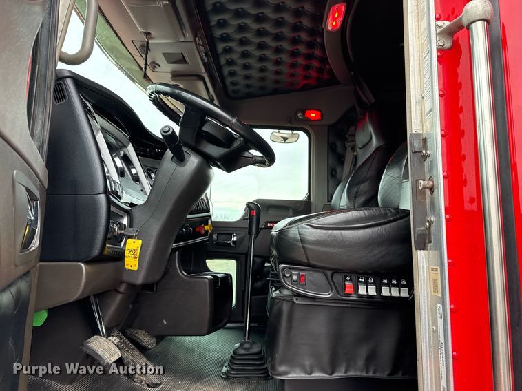 image for item EG2446 2019 Kenworth W900 semi truck