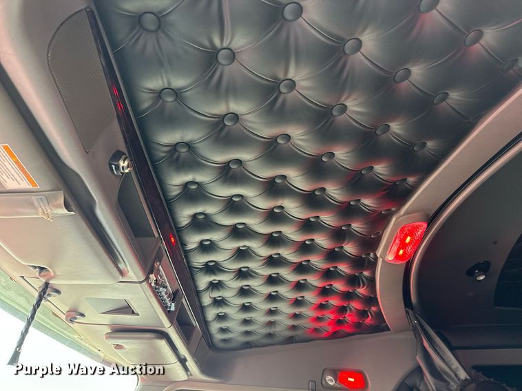 image for item EG2446 2019 Kenworth W900 semi truck