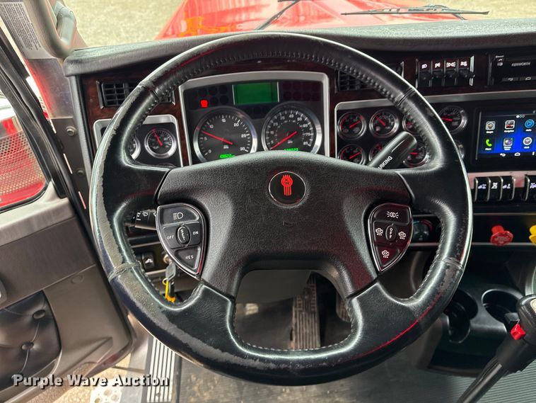 image for item EG2446 2019 Kenworth W900 semi truck