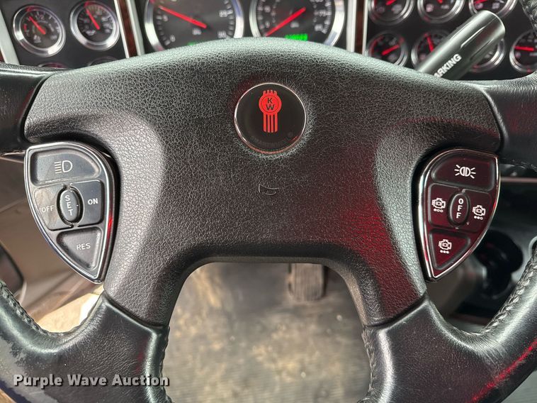 image for item EG2446 2019 Kenworth W900 semi truck