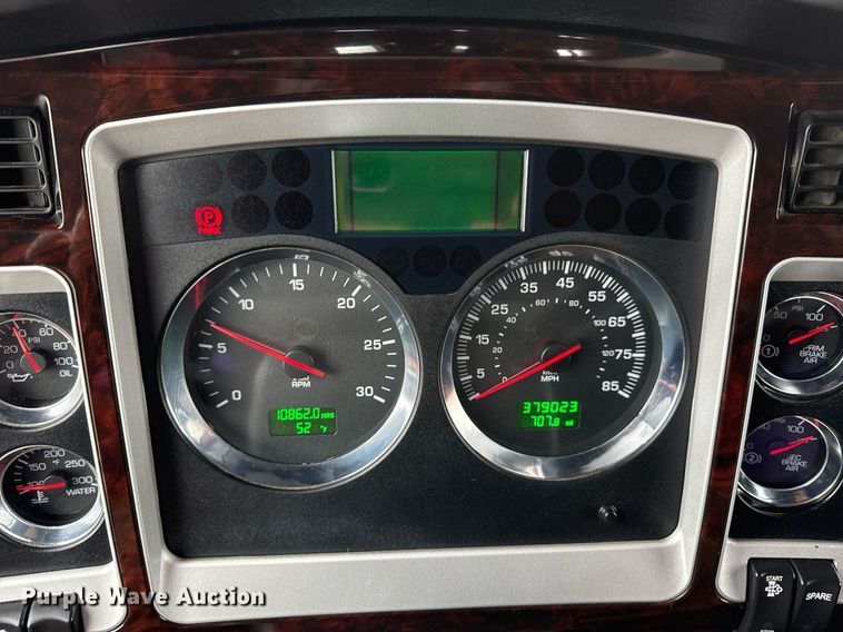 image for item EG2446 2019 Kenworth W900 semi truck