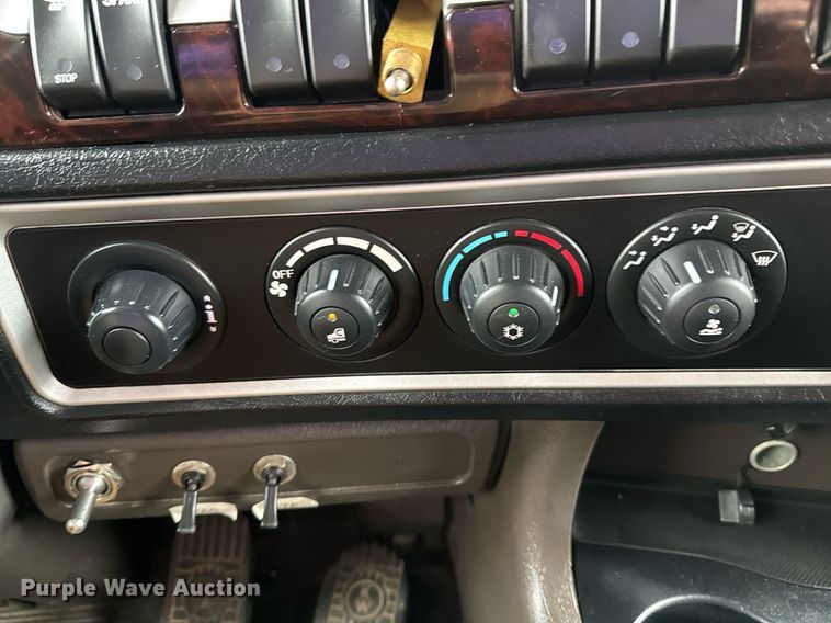 image for item EG2446 2019 Kenworth W900 semi truck