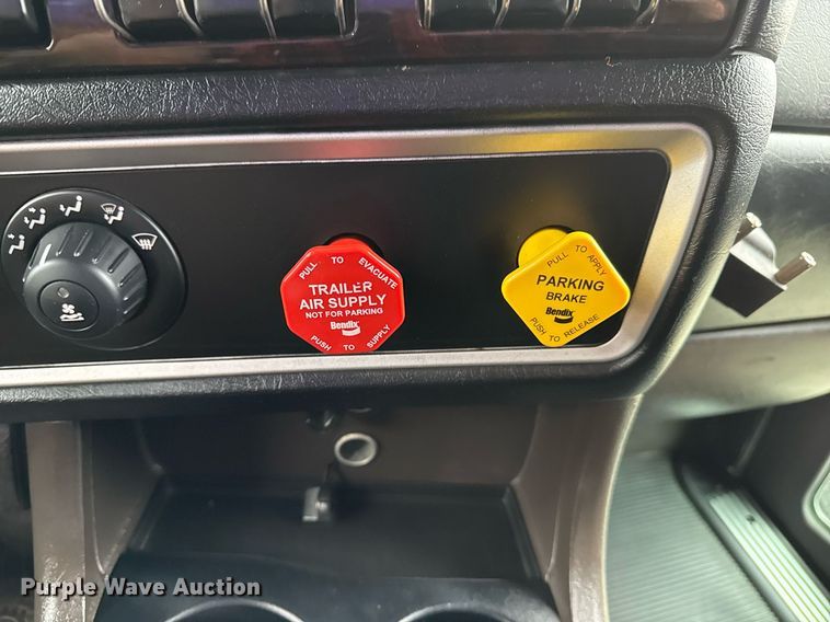 image for item EG2446 2019 Kenworth W900 semi truck