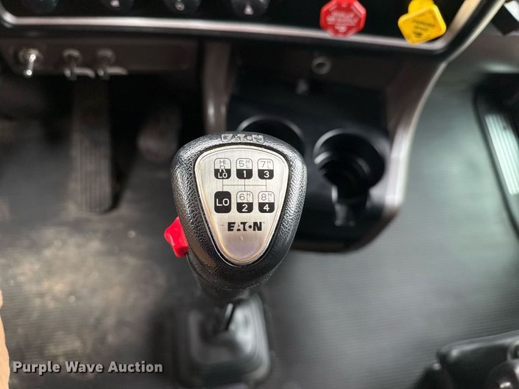 image for item EG2446 2019 Kenworth W900 semi truck