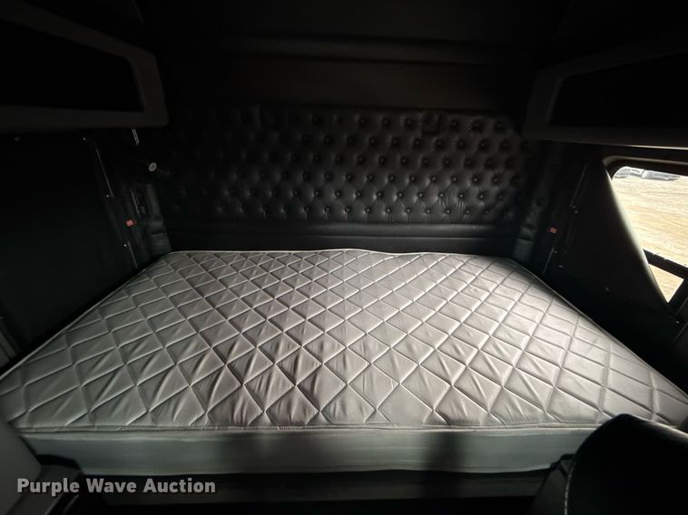 image for item EG2446 2019 Kenworth W900 semi truck