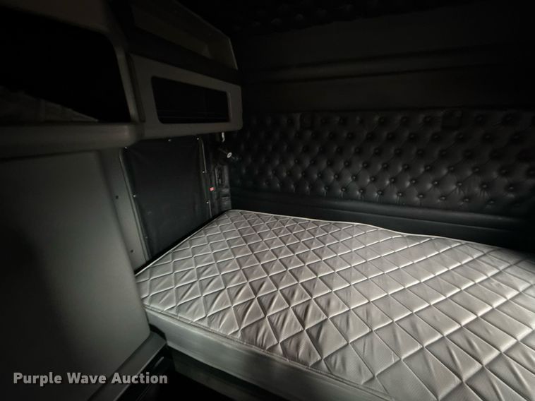 image for item EG2446 2019 Kenworth W900 semi truck