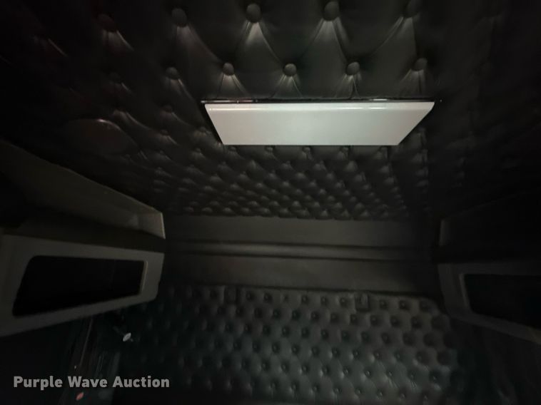 image for item EG2446 2019 Kenworth W900 semi truck