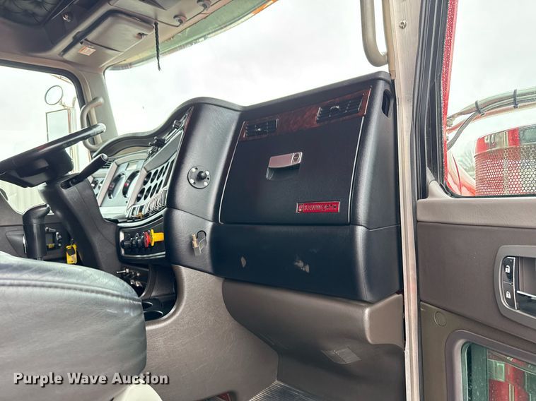 image for item EG2446 2019 Kenworth W900 semi truck