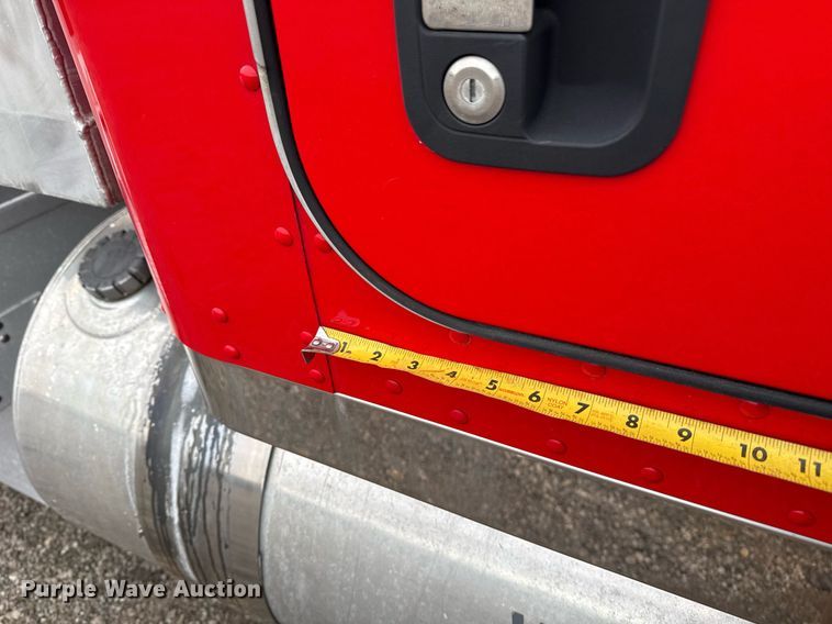 image for item EG2446 2019 Kenworth W900 semi truck