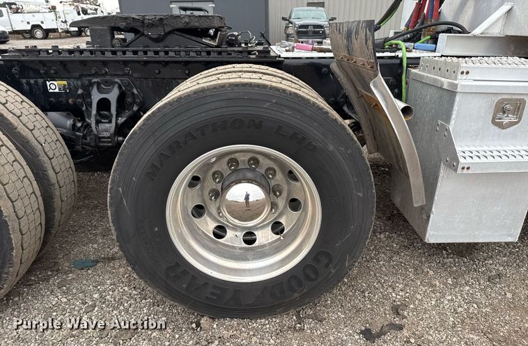 image for item EG2446 2019 Kenworth W900 semi truck